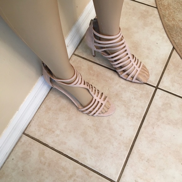 Vince Camuto Cream color Strappy Sandal 3 1/4” Heel size 9 - Picture 12 of 16